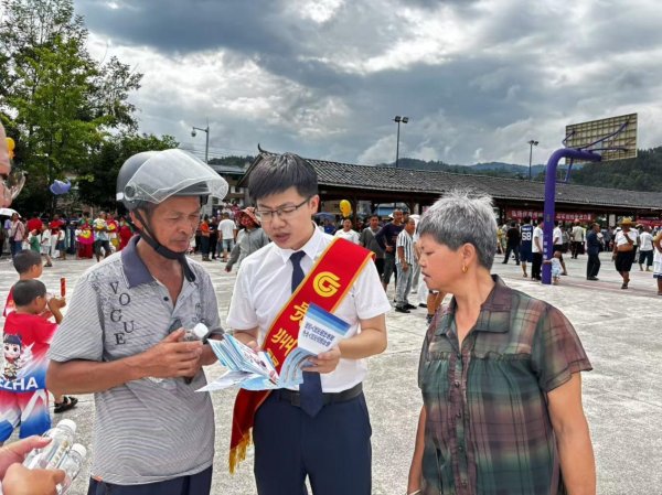 升富配资 筑牢“钱盾”守护“钱袋”——贵州银行黔东南分行开展反洗钱宣传活动